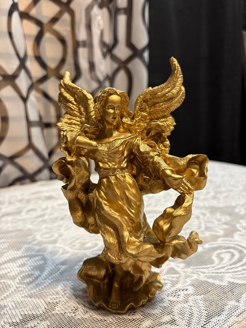 Pacific Rim Gold Angel Figurine – PR Cubic's Resin Christmas Decoration 7'